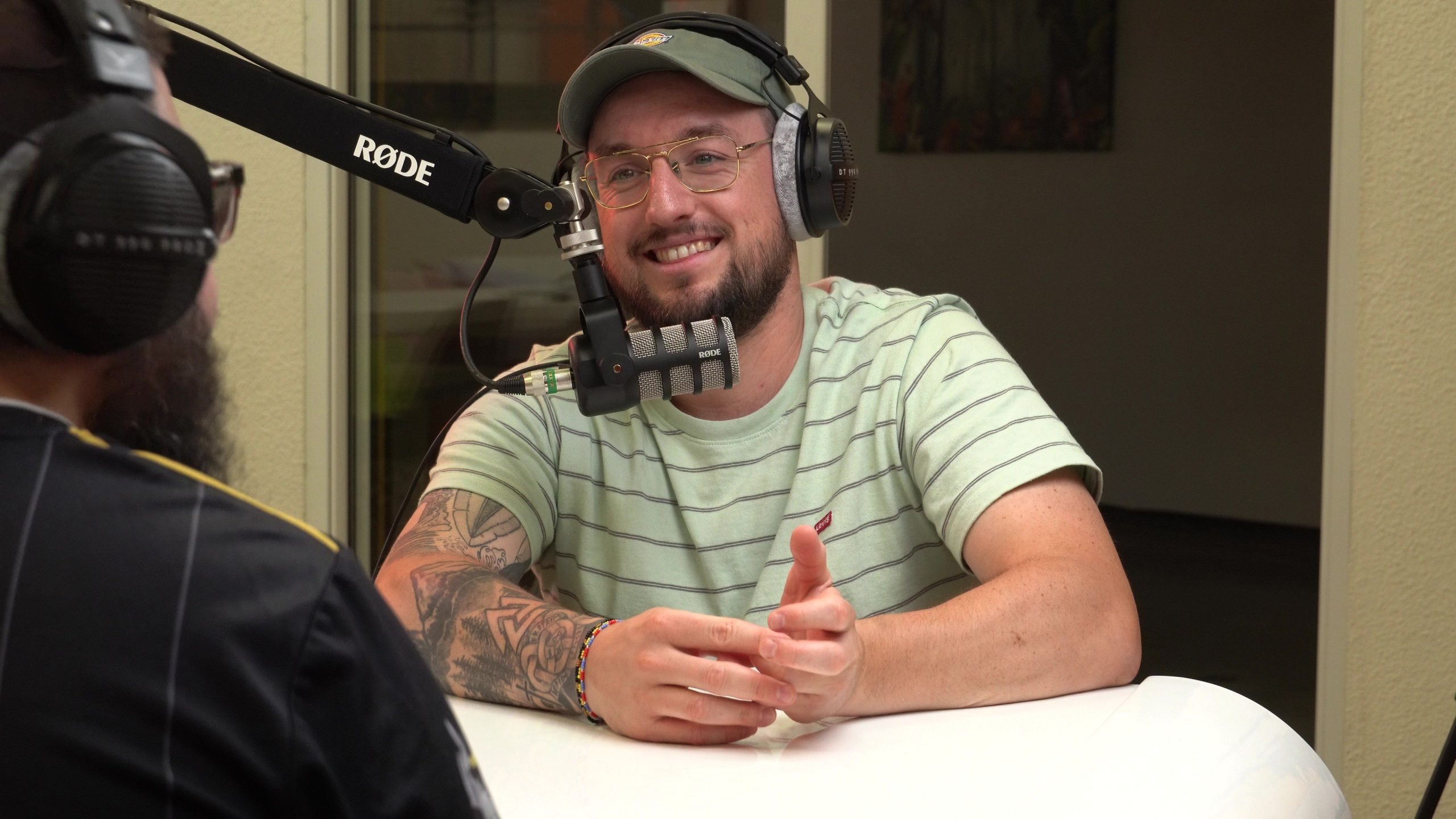 Invité au micro pendant l'enregistrement d'un podcast en studio à Rouen