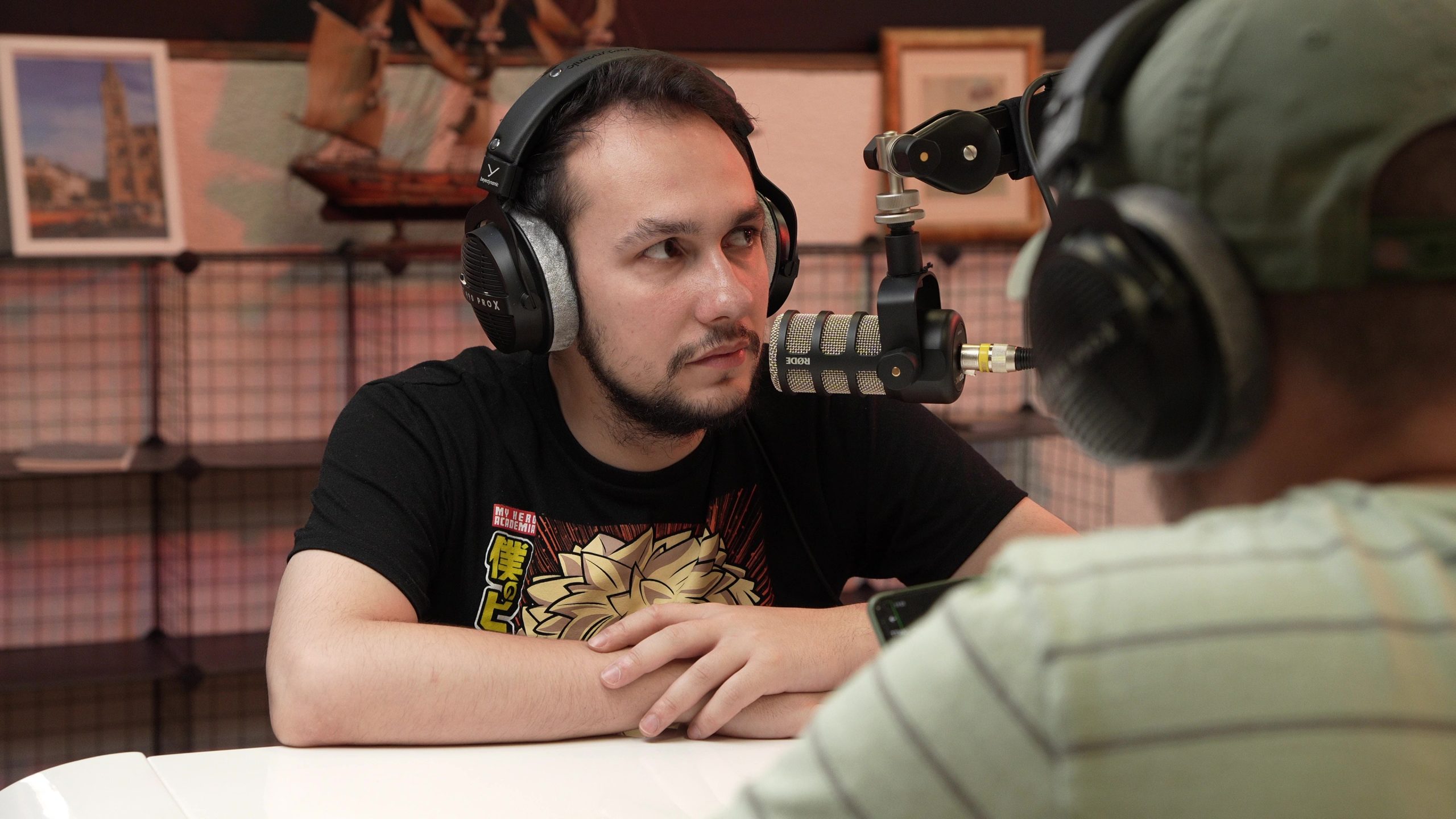 Animateur au micro RØDE dans le studio podcast de Rouen