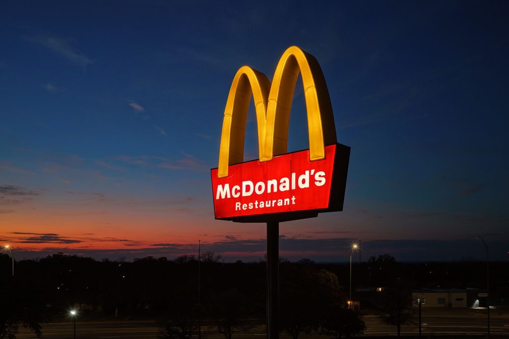 Enseigne McDonald's aux arches dorées