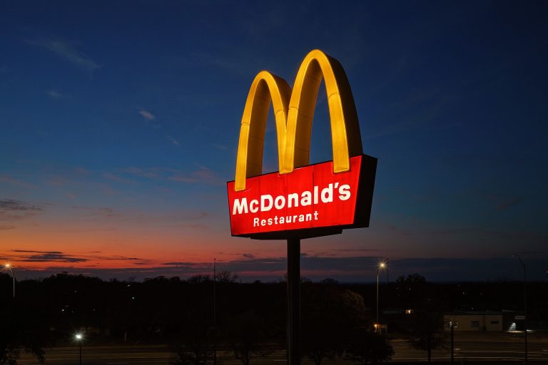 Enseigne McDonald's aux arches dorées